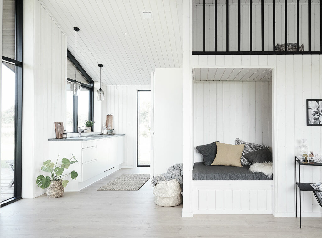 Hvidt køkken med alkove og hems