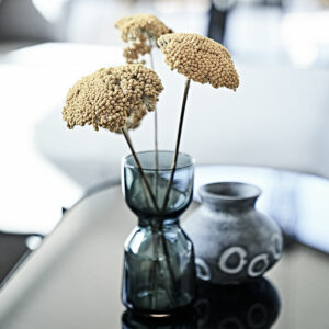 Glasvase med gule blomster