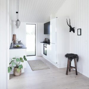Hvidt sommerhuskøkken