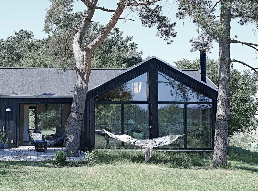 Sommerhus med sorte vinduer