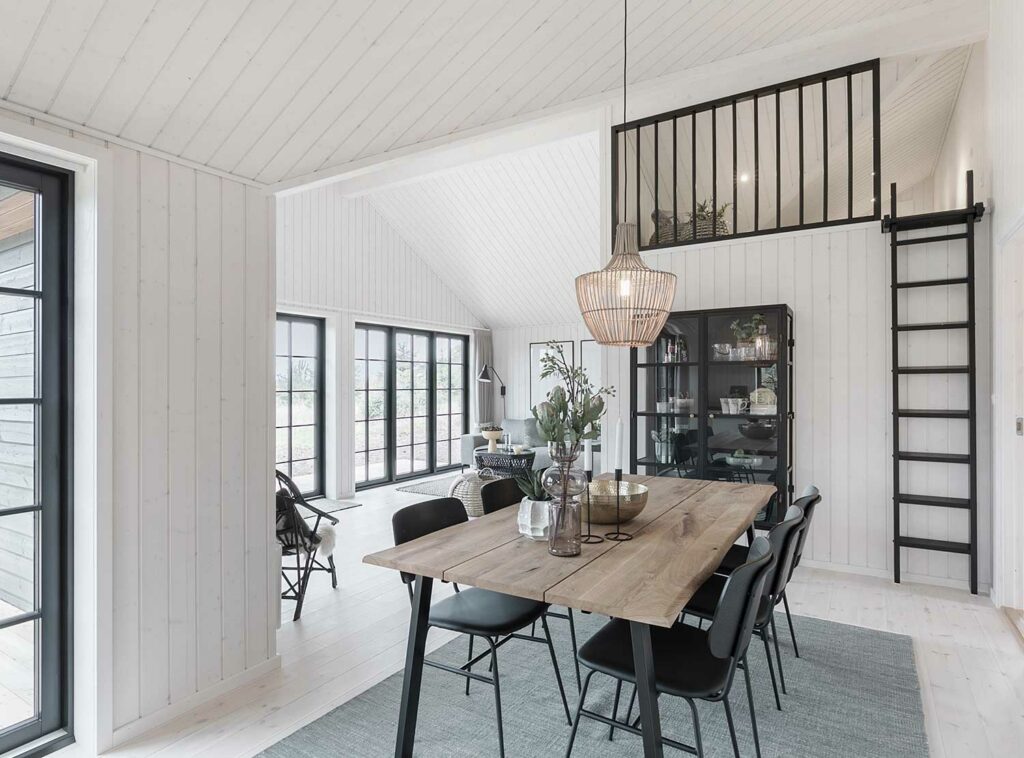 Spisebord i træ med sorte stole