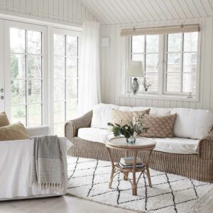 kurvesofa med hvide hynder